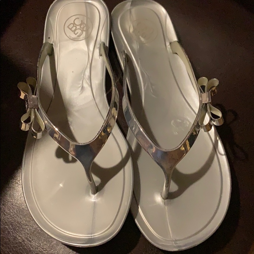BCBG ADORABLE 😍 GREY SILVER SANDAL